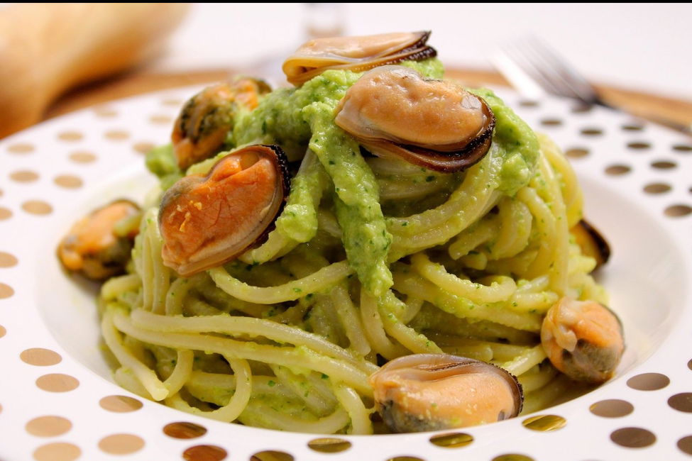 Spaghettoni con pesto di zucchine, basilico e cozze