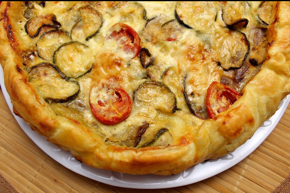 Torta salata con melanzane, zucchine, pomodorini e ricotta