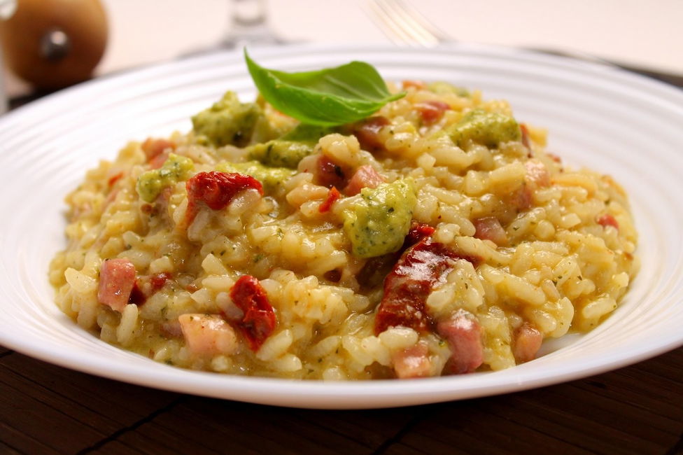 Risotto con crema di zucchine, pomodori secchi e pancetta affumicata