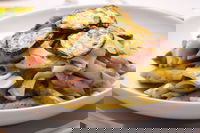 Penne rigate con pesto di melanzane, zucchine e prosciutto cotto