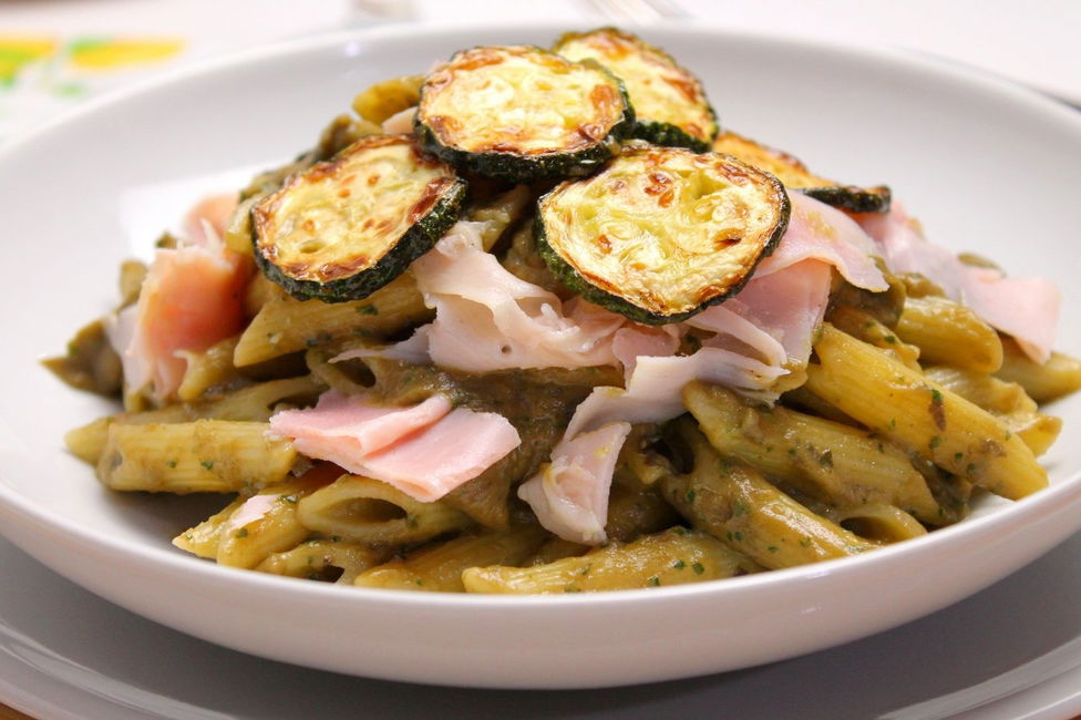 Penne rigate con pesto di melanzane, zucchine e prosciutto cotto