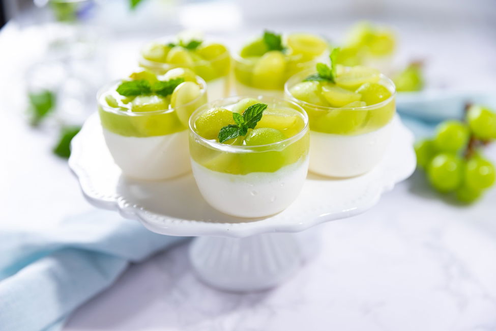 Coppette di mousse allo yogurt greco e uva bianca
