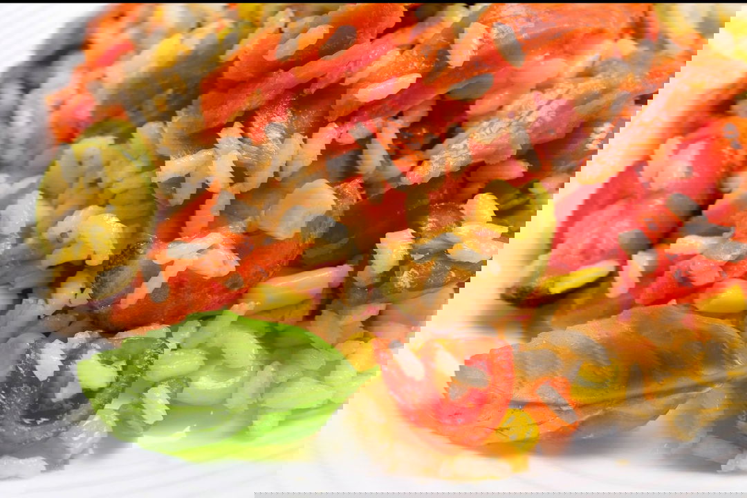 Riso freddo con salmone affumicato, zucchine, pomodorini e mais