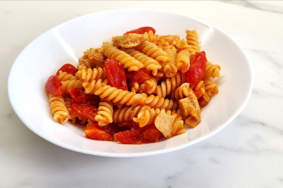 Fusilli con pomodorini e tocchetti di pesce spada