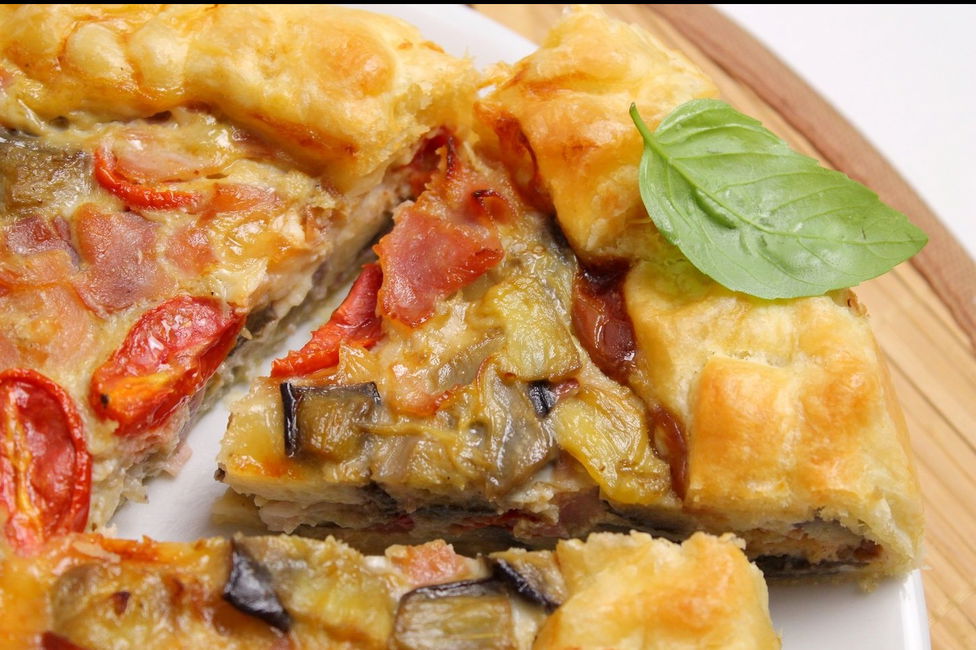 Torta salata con melanzane, pomodorini, prosciutto cotto e scamorza