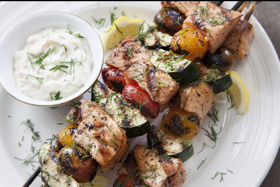 Spiedini di salmone, zucchine e pomodorini all’aneto con salsa yogurt