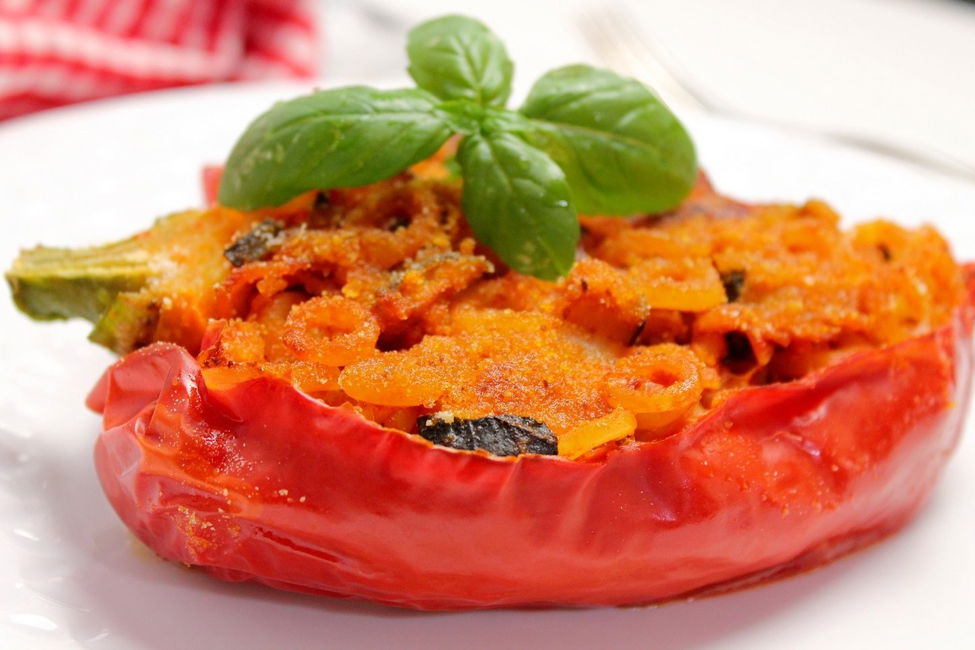 Peperoni ripieni di anelletti al forno con zucchine e prosciutto cotto