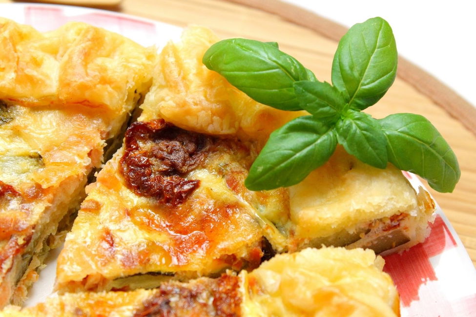 Torta salata con salmone, zucchine, pomodori secchi e scamorza