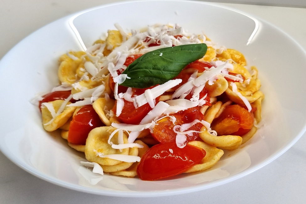 Orecchiette con sugo di pomodorini freschi e cacioricotta