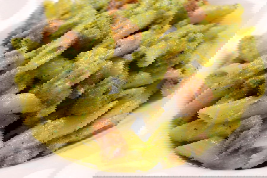 Penne rigate con pesto di zucchine, basilico e salsiccia