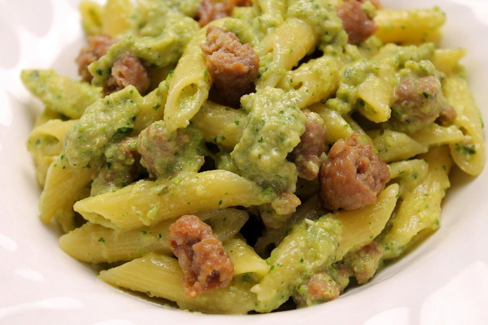 Penne rigate con pesto di zucchine, basilico e salsiccia