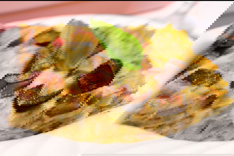 Lasagne con pesto di melanzane e basilico, prosciutto ed emmenthal
