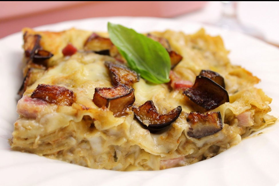 Lasagne con pesto di melanzane e basilico, prosciutto ed emmenthal