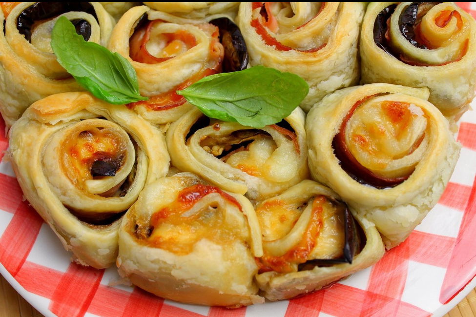 Torta di rose salata con melanzane, prosciutto cotto e scamorza