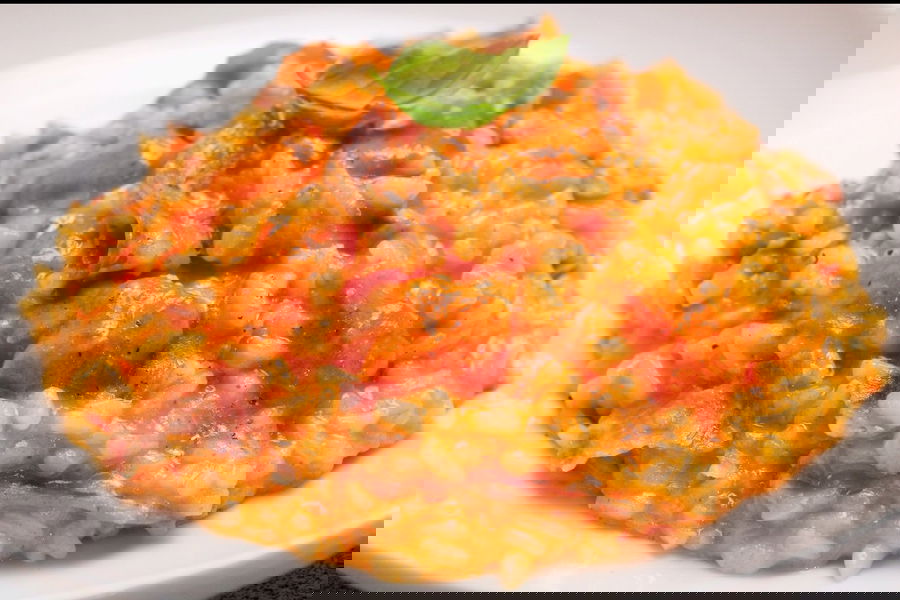 Risotto con salsa piccante di peperoni e salame