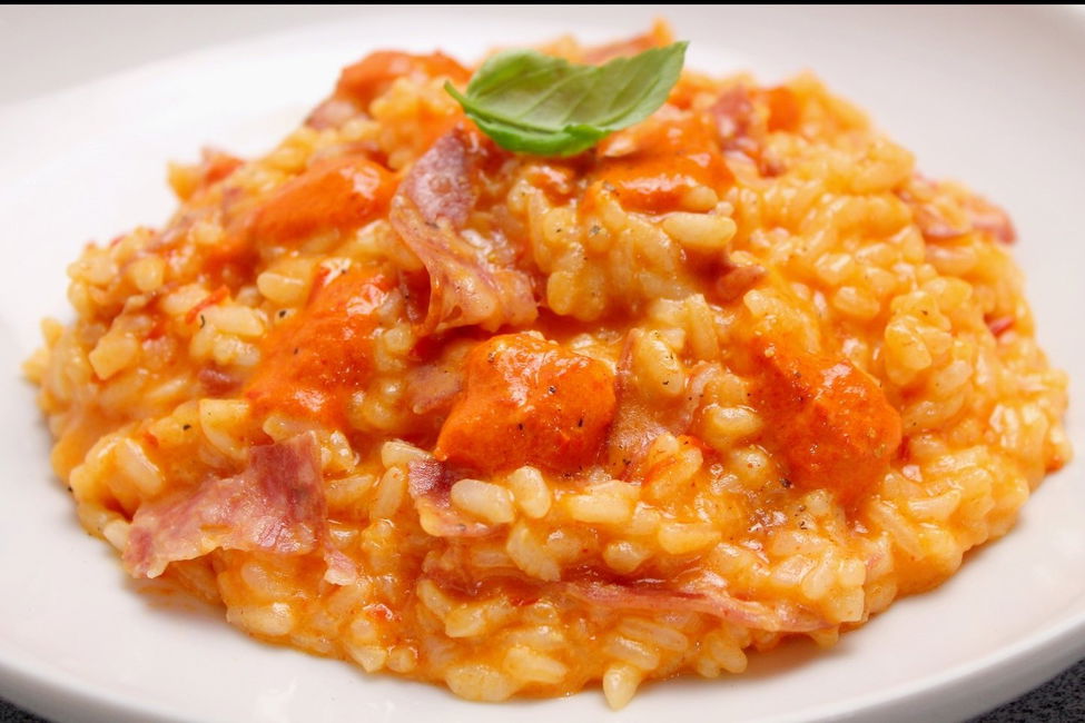 Risotto con salsa piccante di peperoni e salame