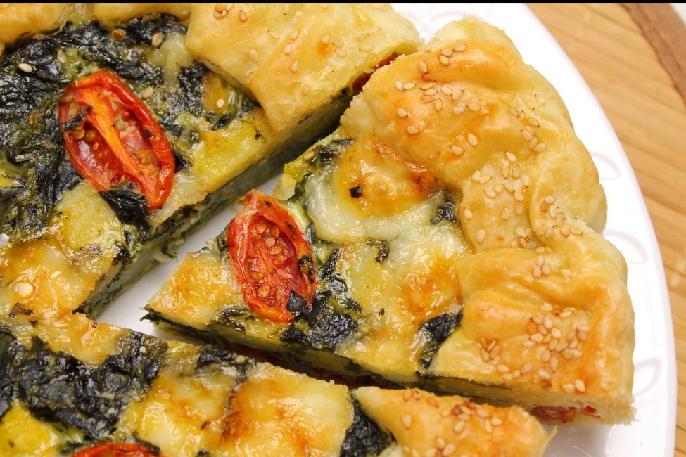 Torta salata con spinaci, patate, pomodorini e Asiago