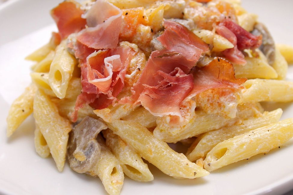Penne rigate con zucca, funghi, ricotta fresca e speck