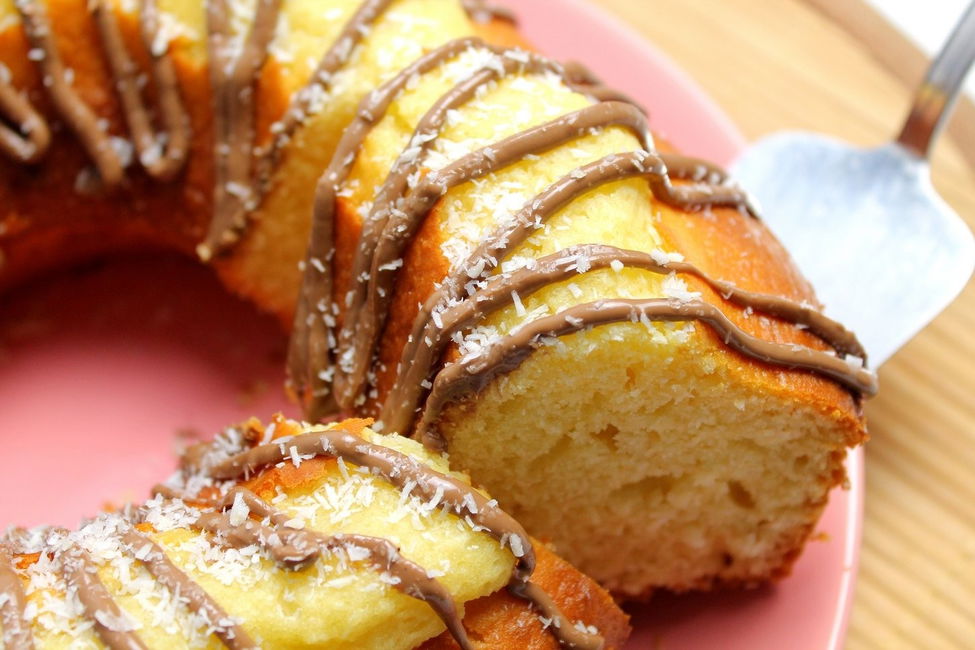 Ciambella allo yogurt, cocco e cioccolato al latte