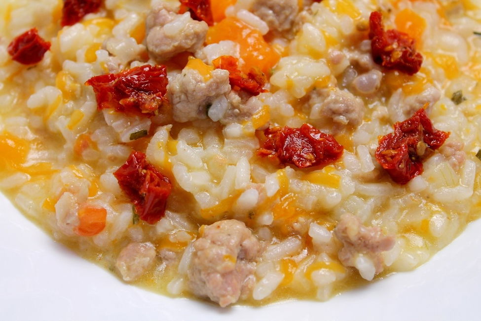 Risotto con zucca, salsiccia e pomodori secchi