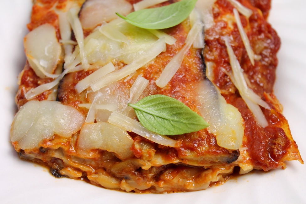 Lasagne alla parmigiana con funghi e provolone