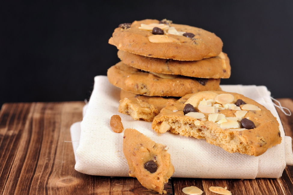 Cookies vegani con mandorle, anacardi e gocce di cioccolato