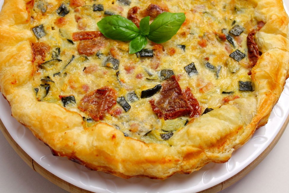 Torta salata con zucchine, gorgonzola, pancetta e pomodori secchi