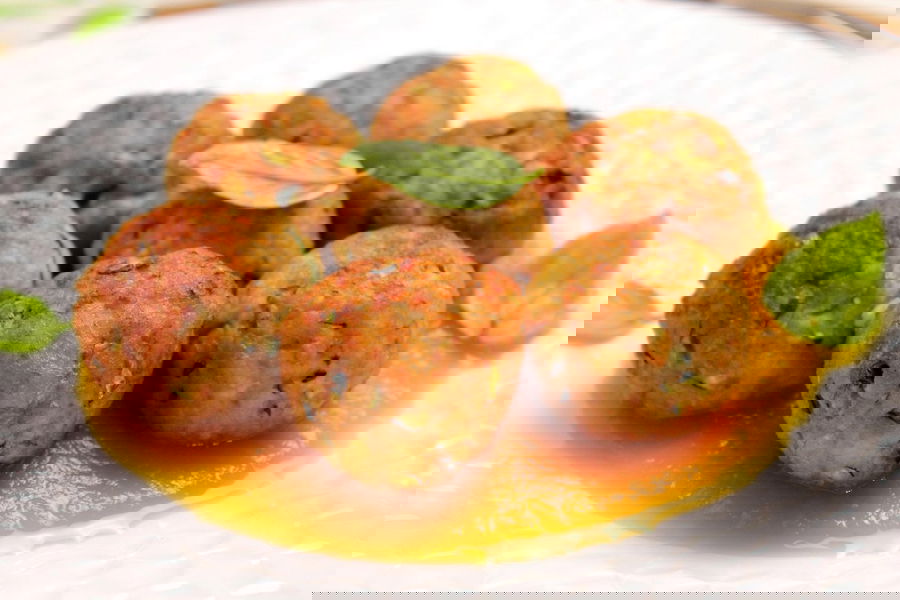 Polpette di maiale e zucchine su salsa di datterino giallo