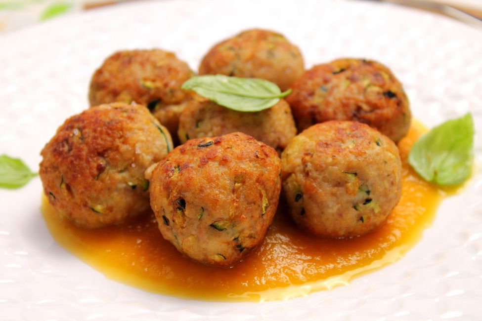 Polpette di maiale e zucchine su salsa di datterino giallo
