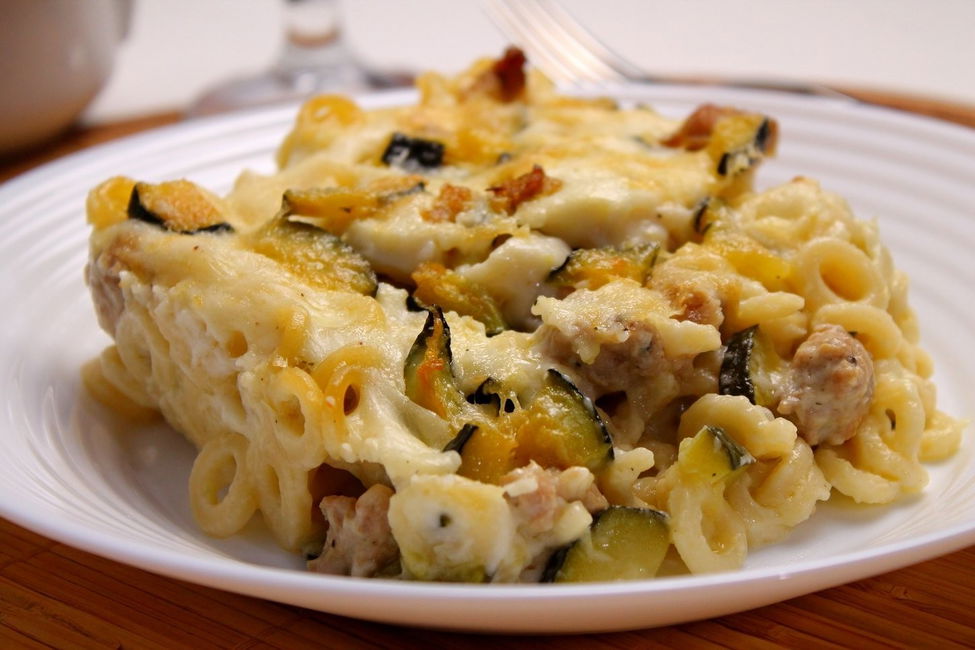 Anelletti siciliani al forno con zucchine, salsiccia e mozzarella