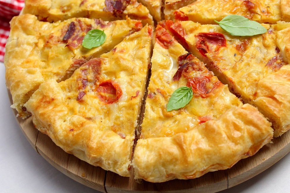 Torta salata con patate, pomodorini, speck e provolone