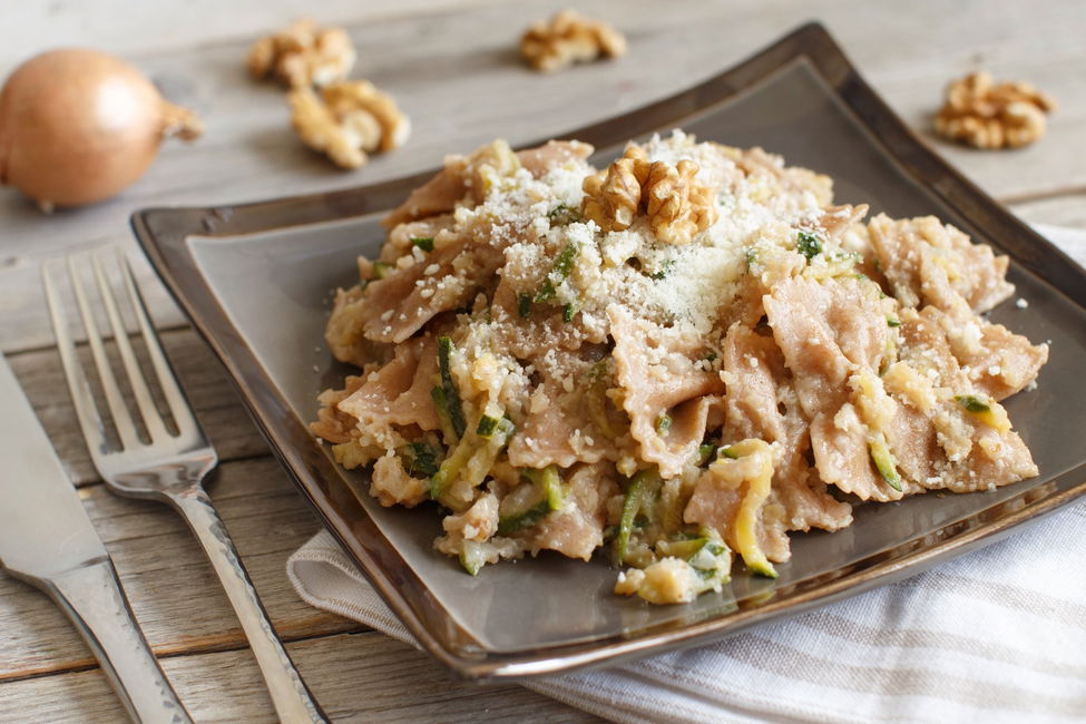 Pasta con topinambur, zucchine e noci