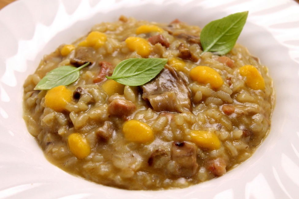Risotto con funghi porcini secchi, pancetta e crema di zucca
