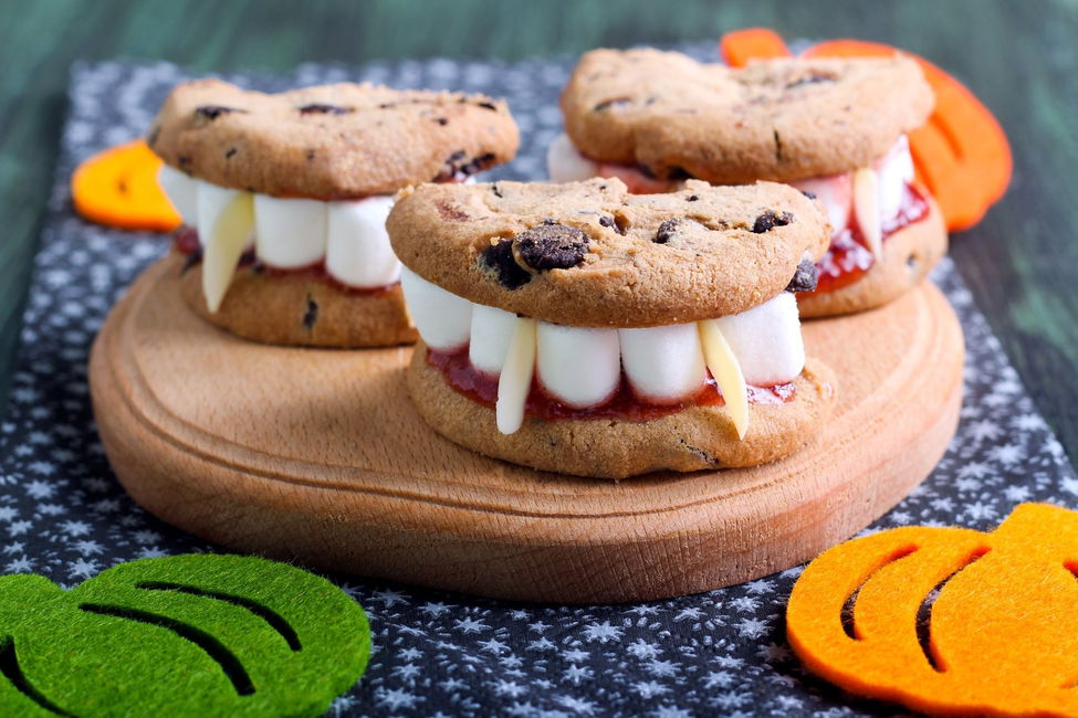 Biscotti di Dracula con marmellata e marshmallow