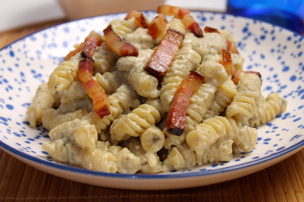 Fusilli con crema di melanzane, ricotta e pancetta
