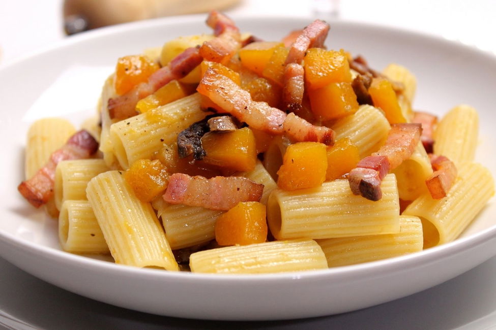 Rigatoni con zucca, funghi porcini e pancetta