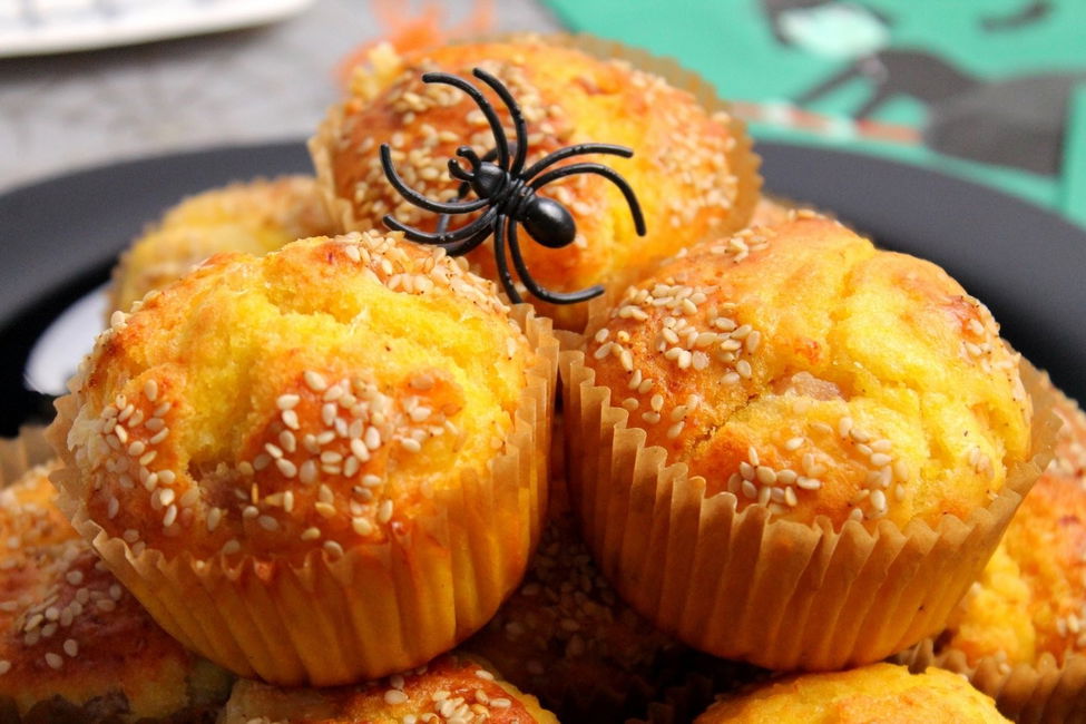 Muffin salati con zucca, formaggio e pancetta