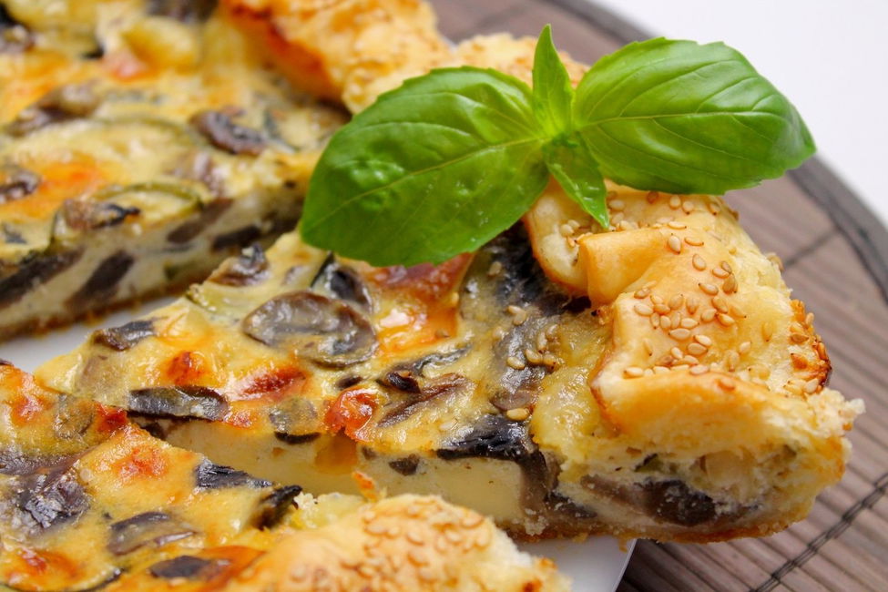 Torta salata con zucchine, funghi e 3 formaggi