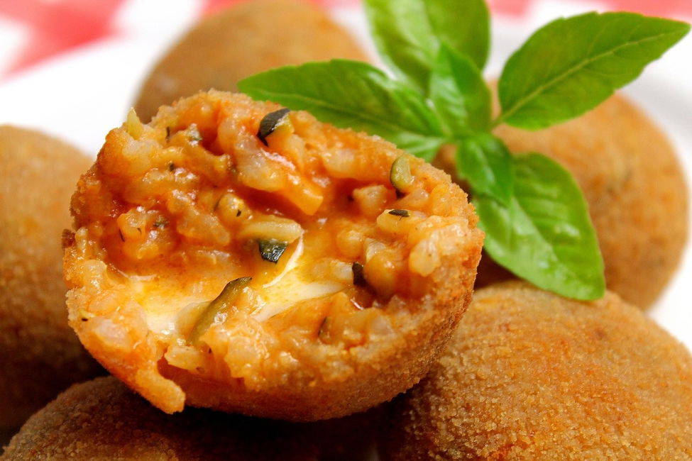 Mini arancine vegetariane con mozzarella