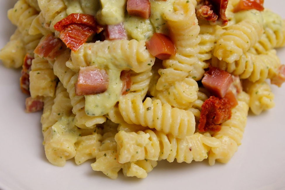 Fusilli con crema di zucchine e ricotta, prosciutto e pomodori secchi