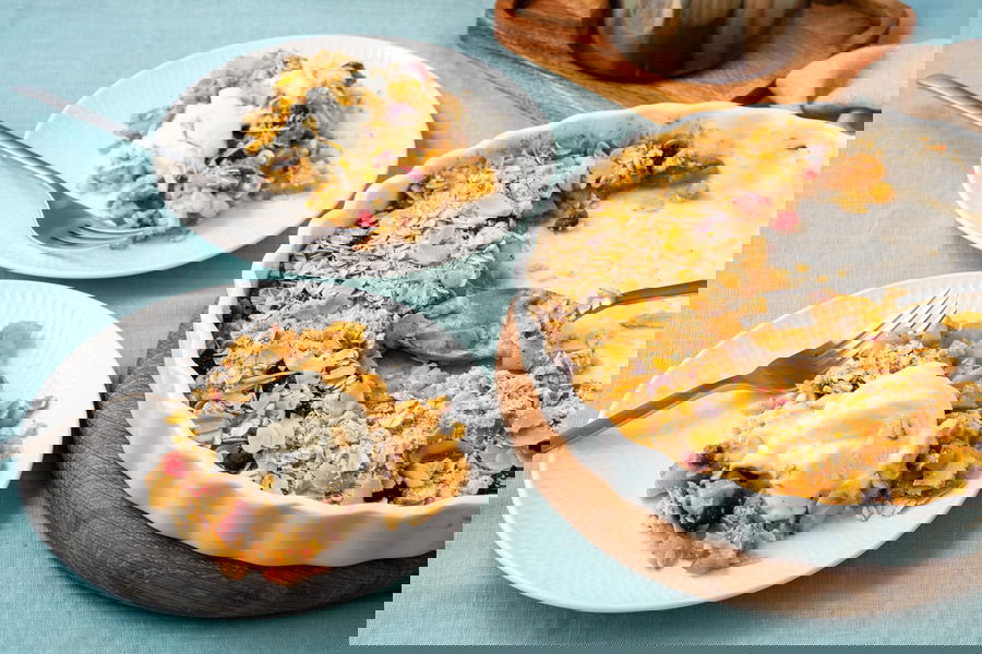 Crumble di mele e pere con muesli e lamponi