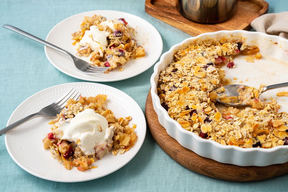 Crumble di mele e pere con muesli e lamponi