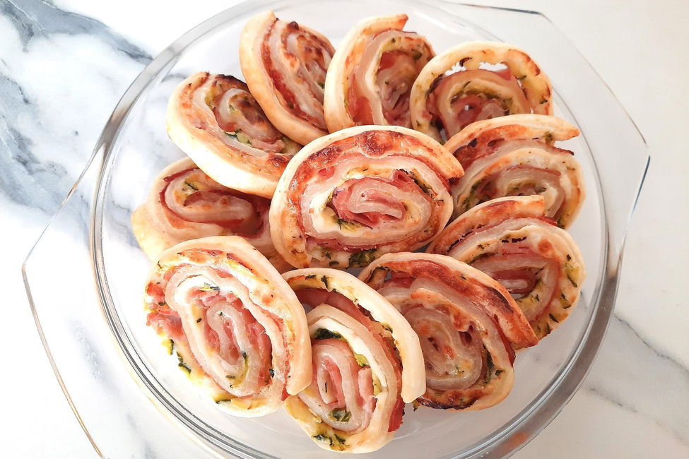 Girelle di sfoglia con prosciutto cotto, philadelphia e zucchine