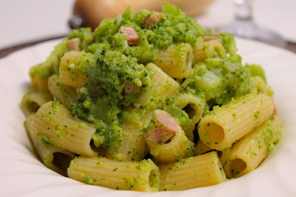 Rigatoni con broccoletti e prosciutto cotto