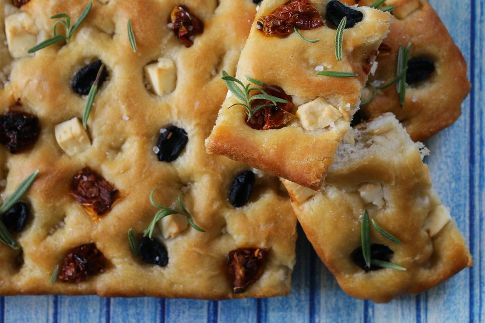 Focaccia veloce con olive, pomodori secchi e feta