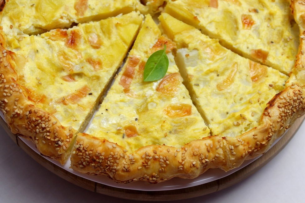 Torta salata con cavolfiore, patate e scamorza affumicata