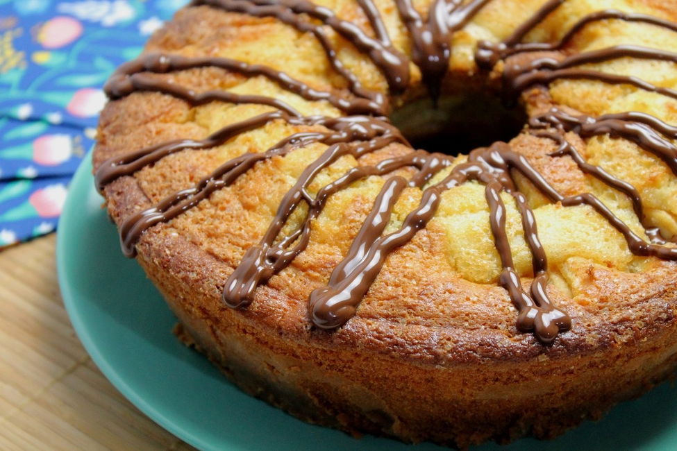 Ciambella alle mele, yogurt e cioccolato fondente