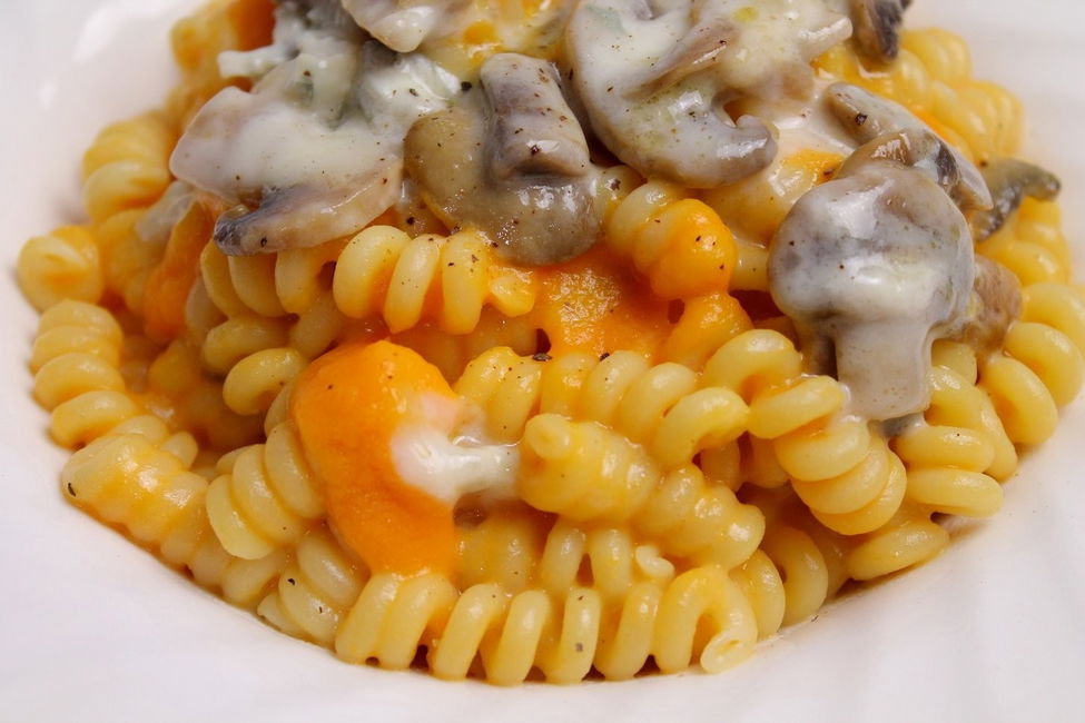 Fusilli con crema di zucca, funghi e gorgonzola dolce