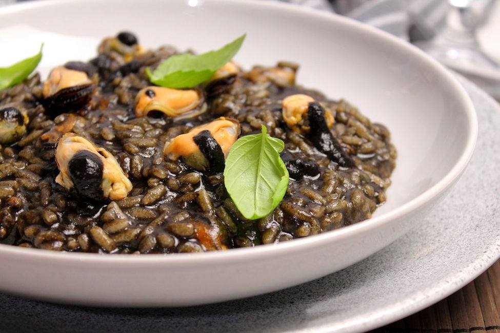 Risotto al nero di seppia e cozze