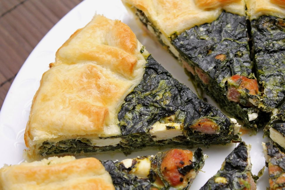 Torta salata con spinaci, salsiccia e feta